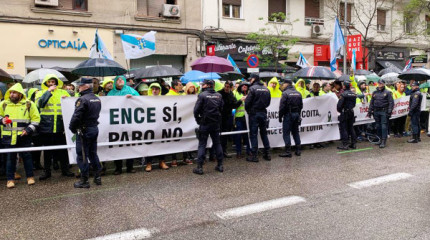 Protesta de trabajadores del Grupo Ence ante la sede del PSOE en Madrid