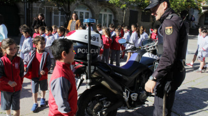 Exhibición de la Policía Nacional en el colegio San José 