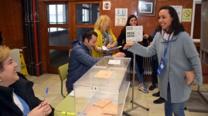 Os políticos pontevedreses exercen o seu dereito ao voto nas eleccións do 10N