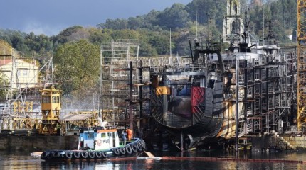 Un voraz incendio devora o estaleiro de Praceres e varios barcos en reparación