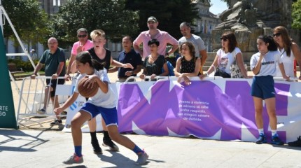 Xogando ao baloncesto en verán na praza de España