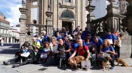 Una treintena de "perregrinos" completa la etapa de la Ruta Xacobea entre Redondela y Pontevedra