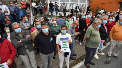 Concentración veciñal en Ponte Sampaio reclamando o retorno do médico á consulta