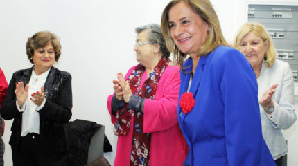 A madriña Carmela Silva agasalla con rosca de Pascua aos seus afillados de Filosofía
