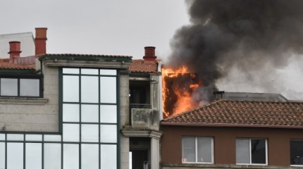 Un incendio afecta a tres edificios en Campolongo