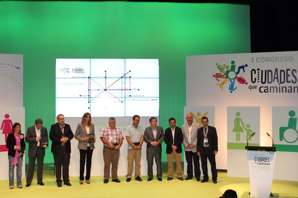 Foto de familia de los participantes en el I congreso "Ciudades que caminan"