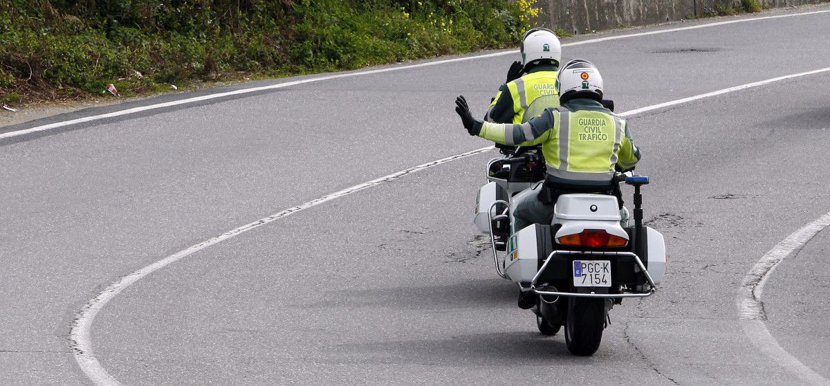 Agente de Tráfico dando el 'alto' a un vehículo