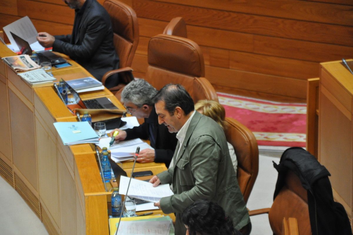 Luis Bará en el escaño formulando la pregunta al Gobierno gallego