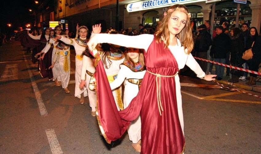 Vecinos de A Lama en el desfile de carnaval de Ponte Caldelas