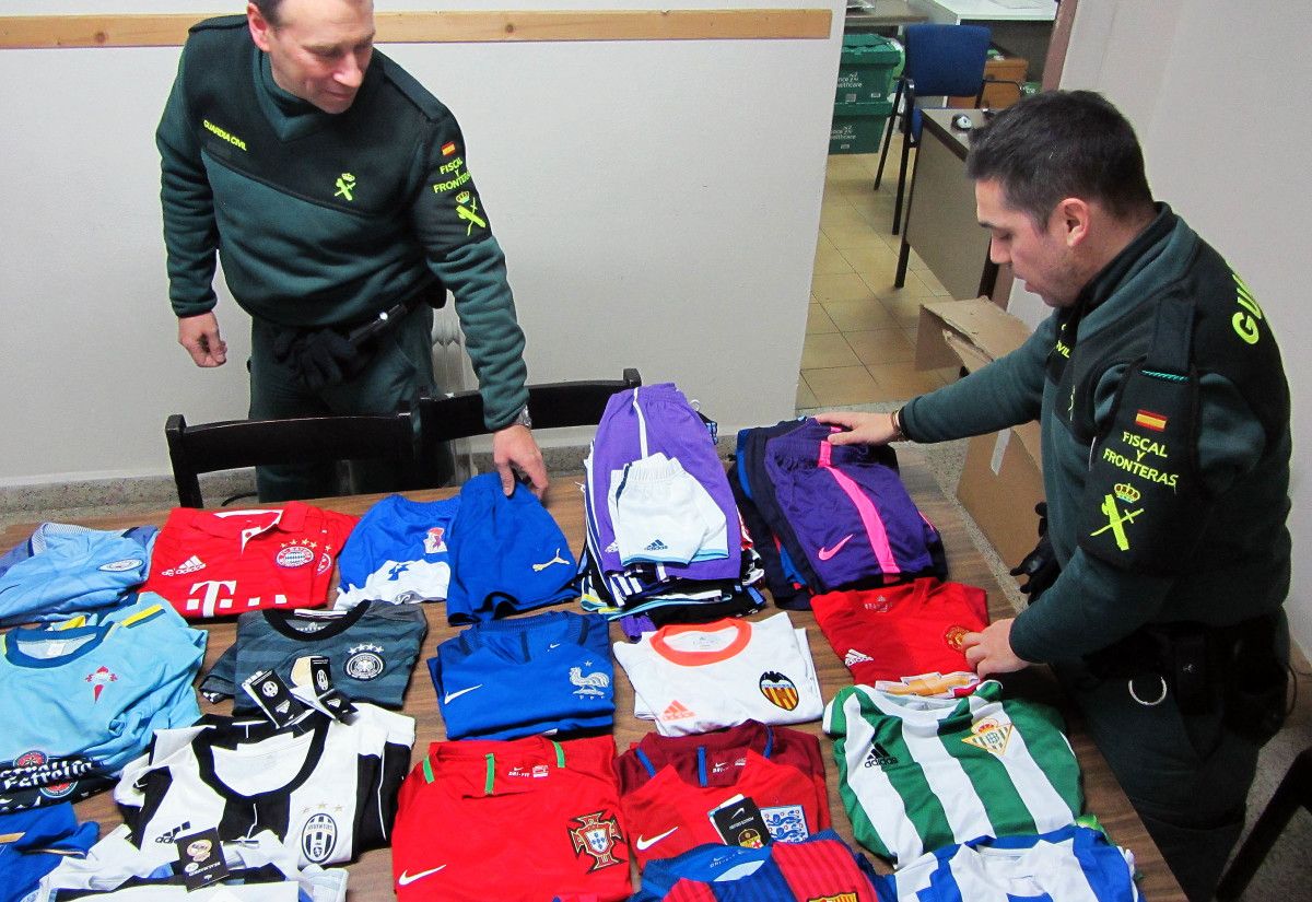 Ropa falsificada detectada por la Guardia Civil en Moraña