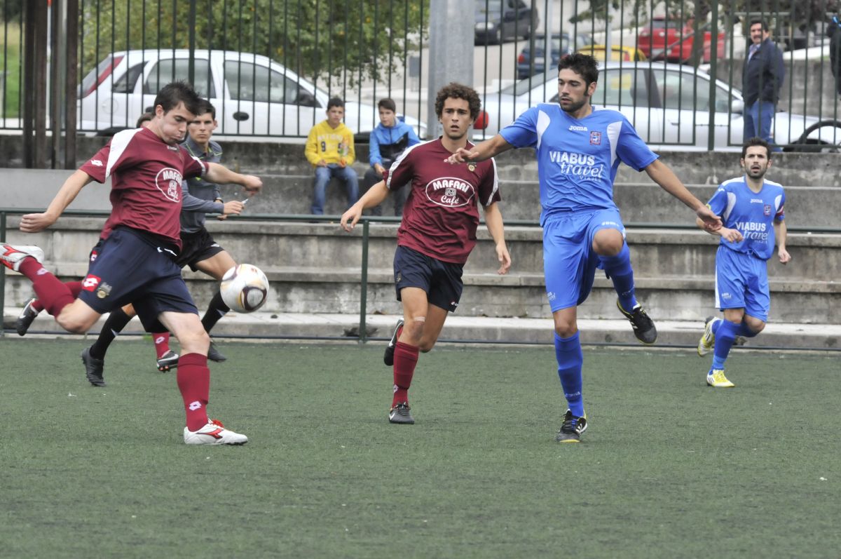 Un momento del partido entre Pontevedra B y USD O Grove en A Xunqueira