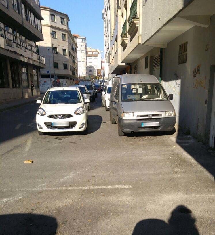 Coches mal estacionados en el Gorgullón