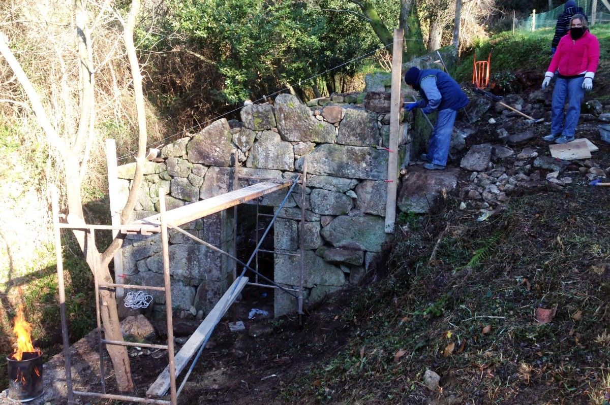 Trabajos de recuperación del molino de Xián, en Dorrón