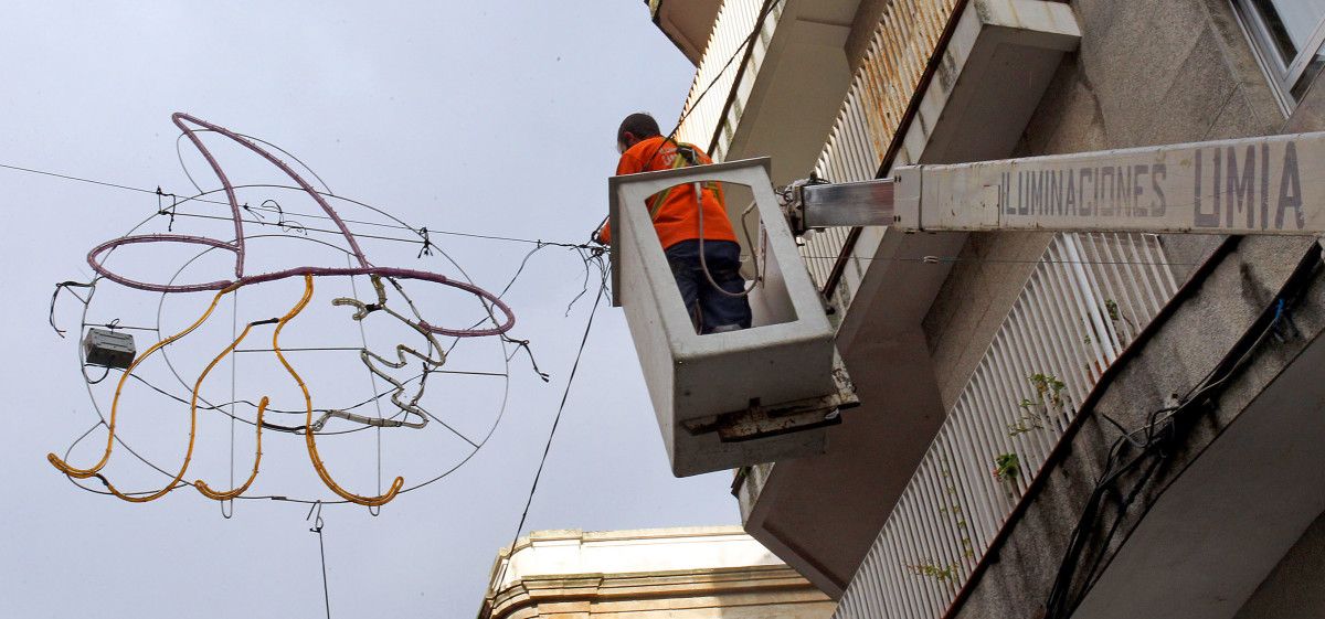 Instalación de la iluminación de Entroido