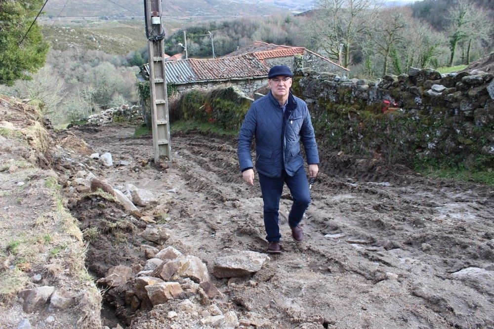 Jorge Canda visita las obras en el camino de Reconco, en la parroquia de Barcia de Seixo