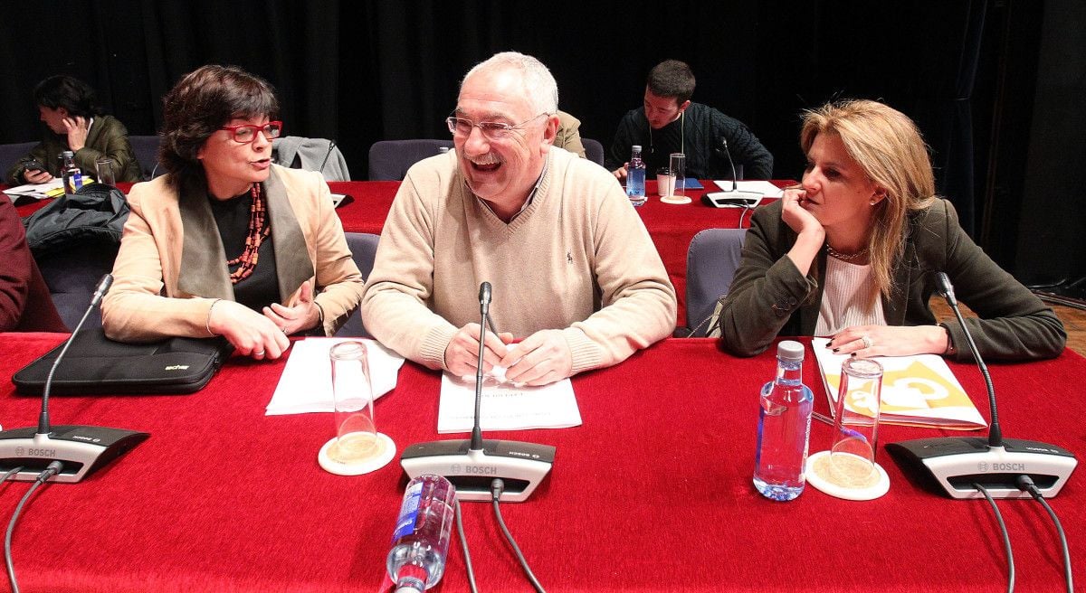 Mosquera, junto a Carme Da Silva y María Rey, en el pleno municipal