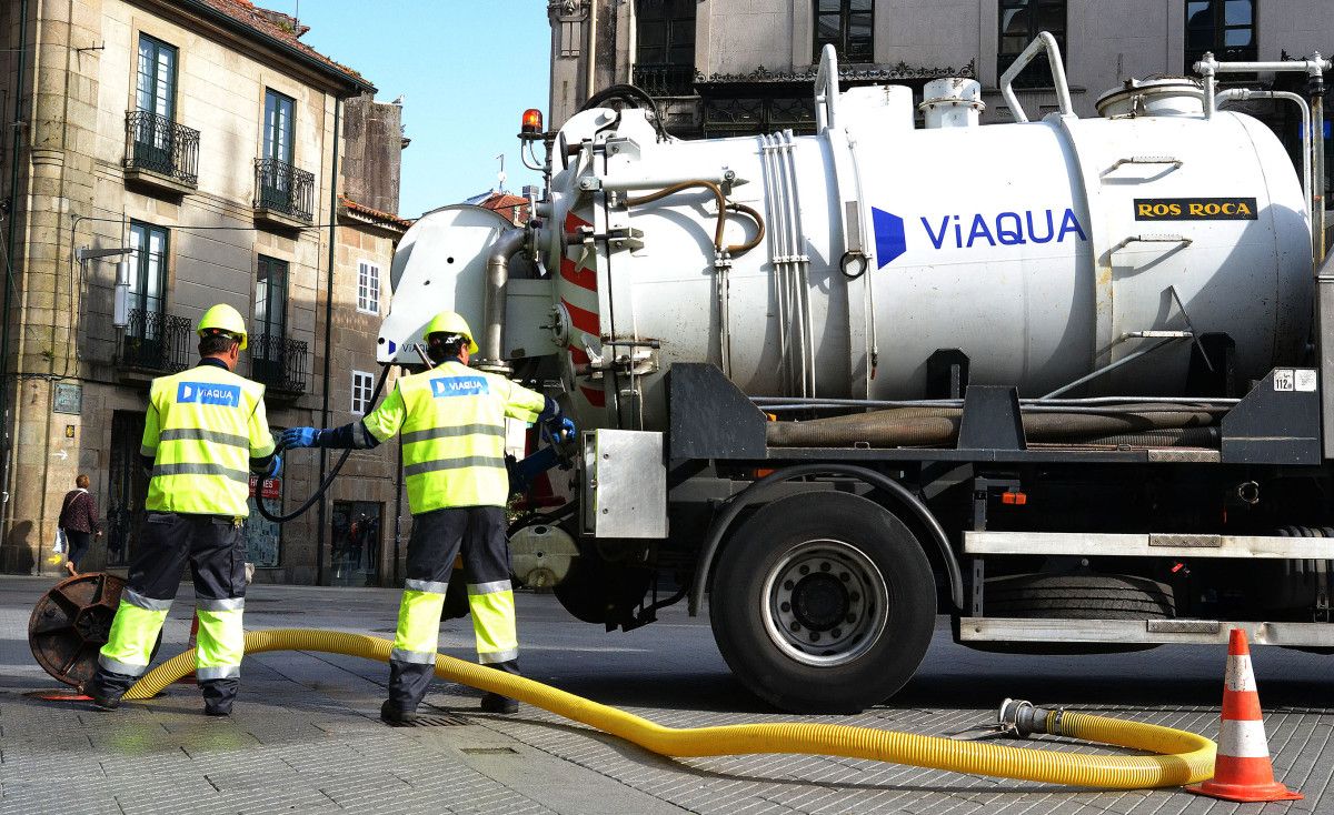 Tareas de limpieza de la red de alcantarillado en Pontevedra