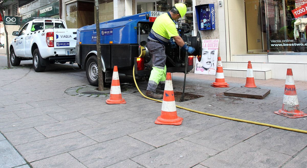 Tareas de limpieza de la red de alcantarillado en Pontevedra