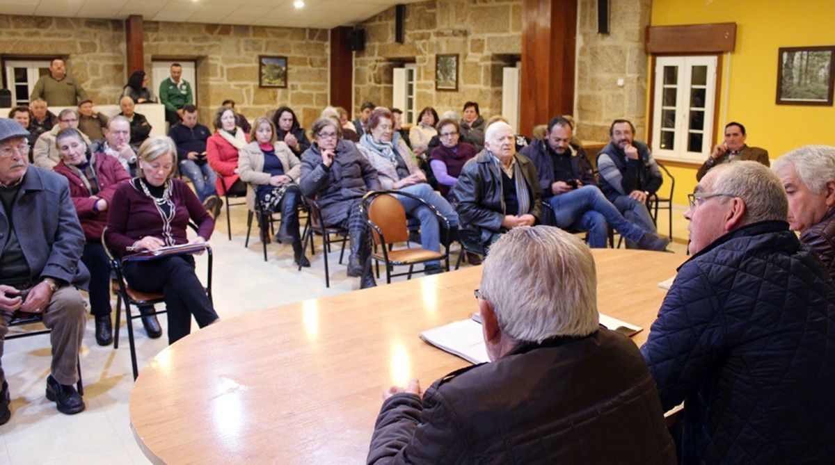 Reunión del alcalde Jorge Canda con los vecinos de la parroquia de A Lama