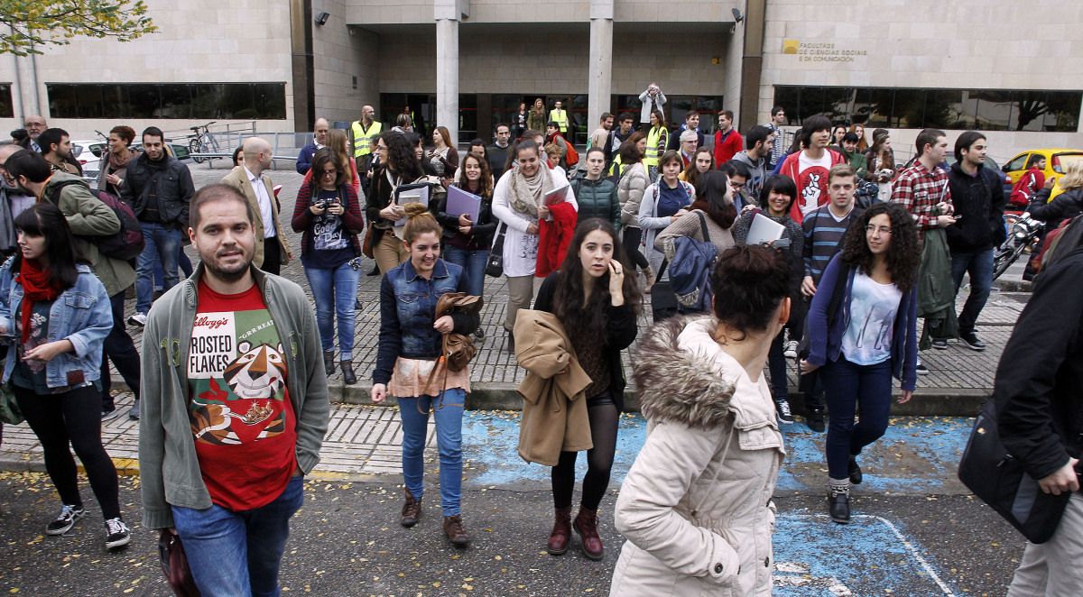 Alumnos de Ciencias Sociales saliendo de la Facultad