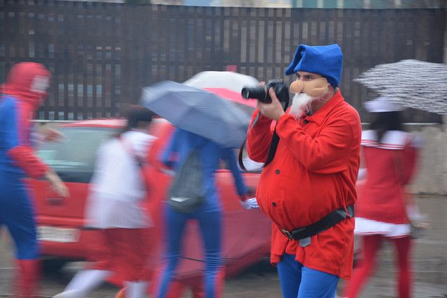 Cazado en pleno Carnaval bajo la lluvia