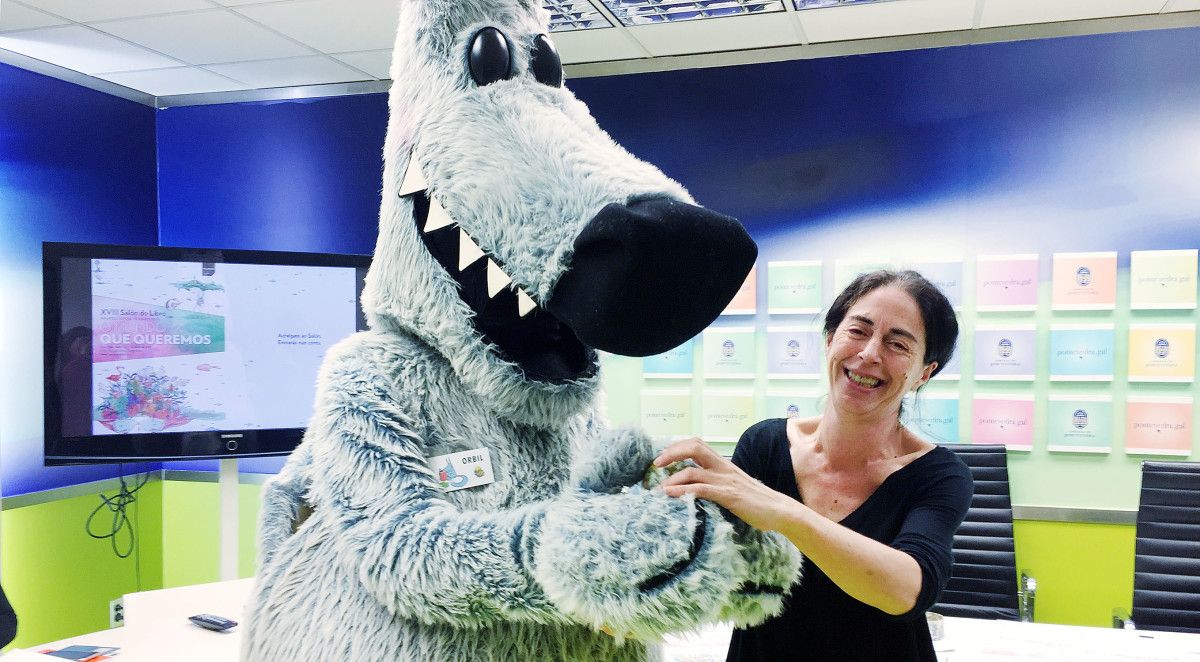 A mascota do Salón do Libro, Orbil, coa concelleira Anxos Riveiro