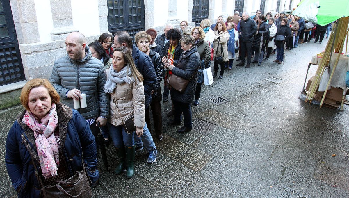 Miles de personas acudieron a pedir al Nazareno una de las Tres Gracias