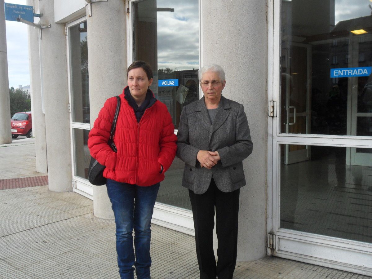 Carmen Eirín y Maricarmen Iglesias a la salida de los juzgados de A Parda