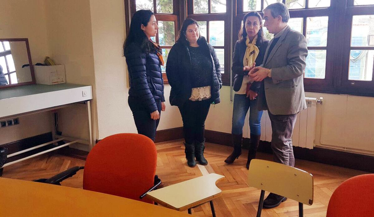 O Director de AFAPO José Fontenla, a alcaldesa María Ramallo e a concelleira de benestar social Marian Sanmartín visitaron a Casa Principal