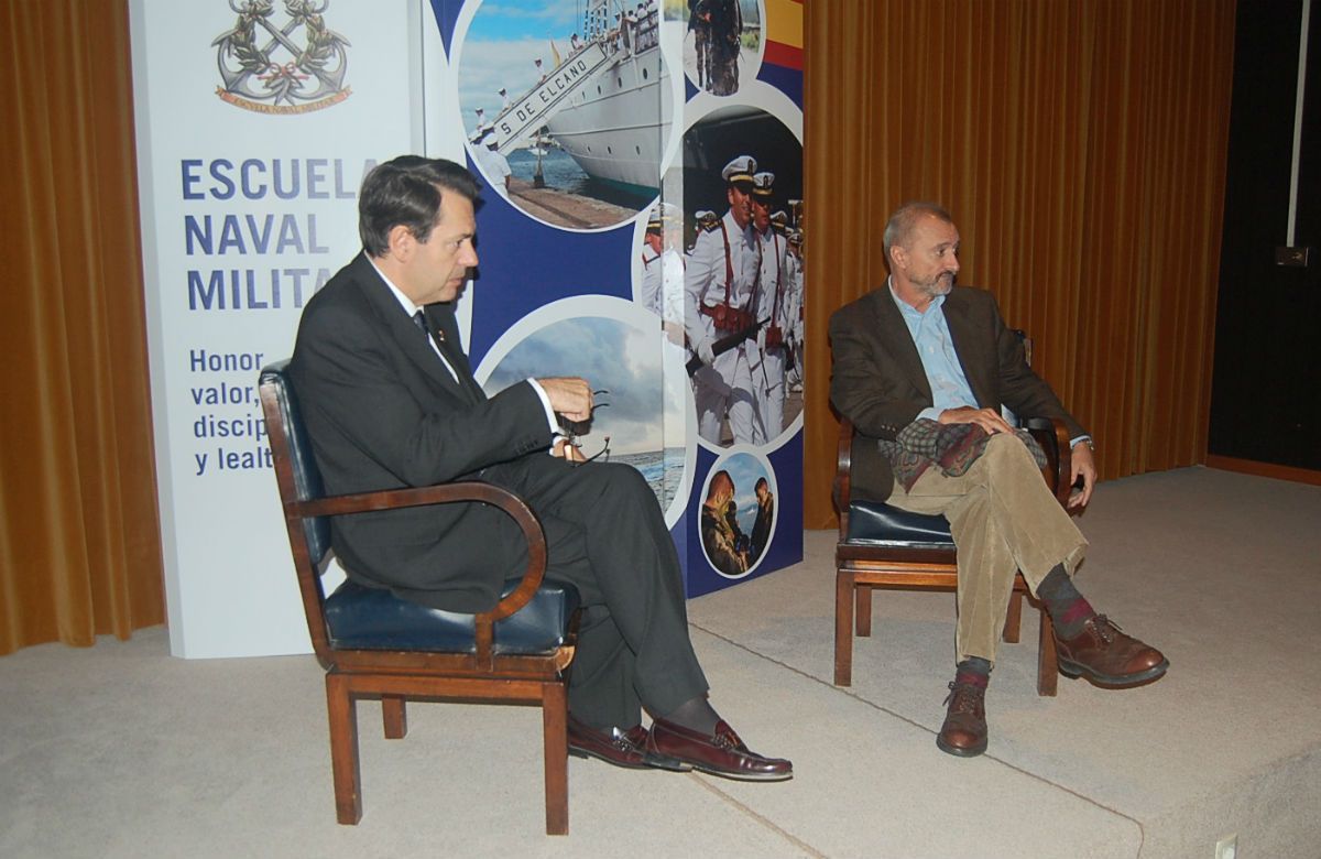 Arturo Pérez Reverte atendiendo a los medios de comunicación en la Escuela Naval