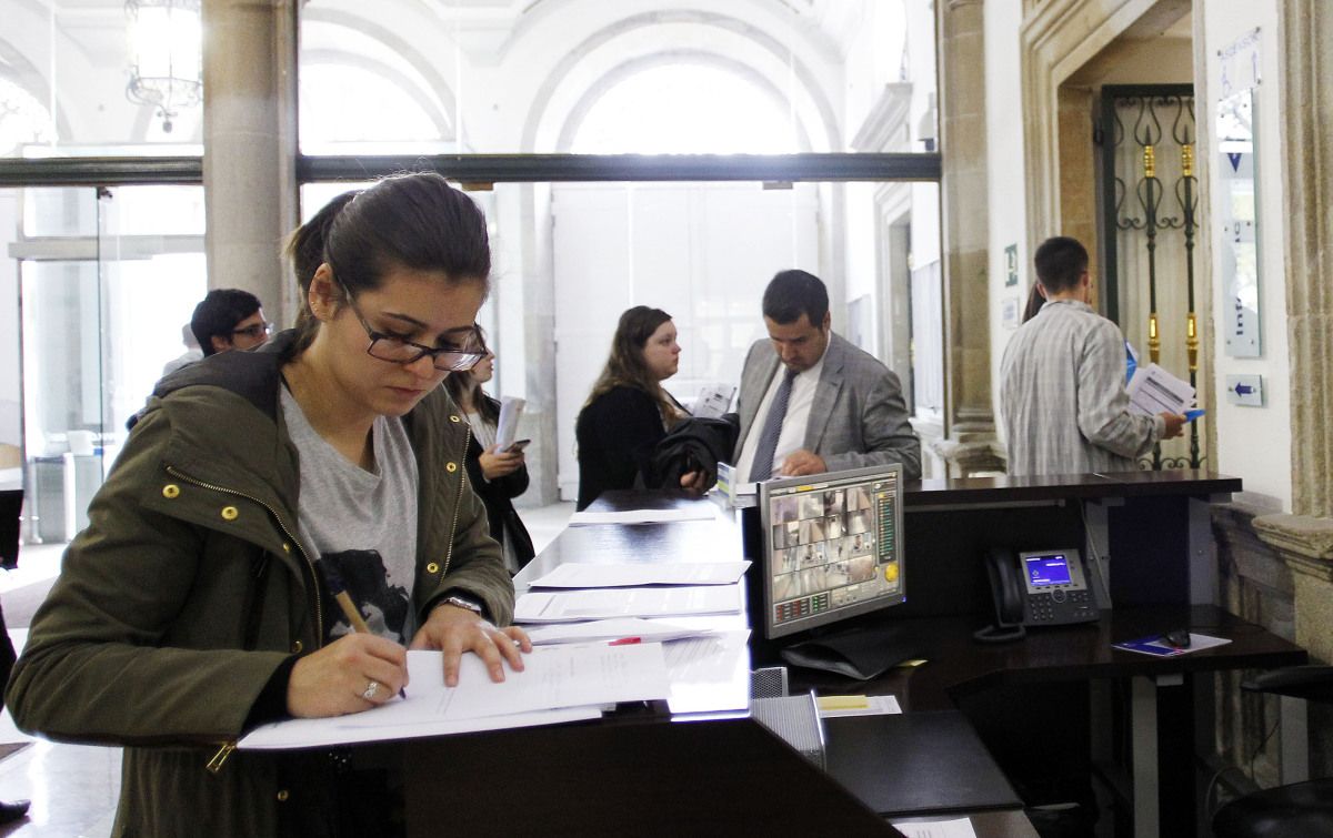 Un grupo de jóvenes hace cola ante el registro de la Deputación