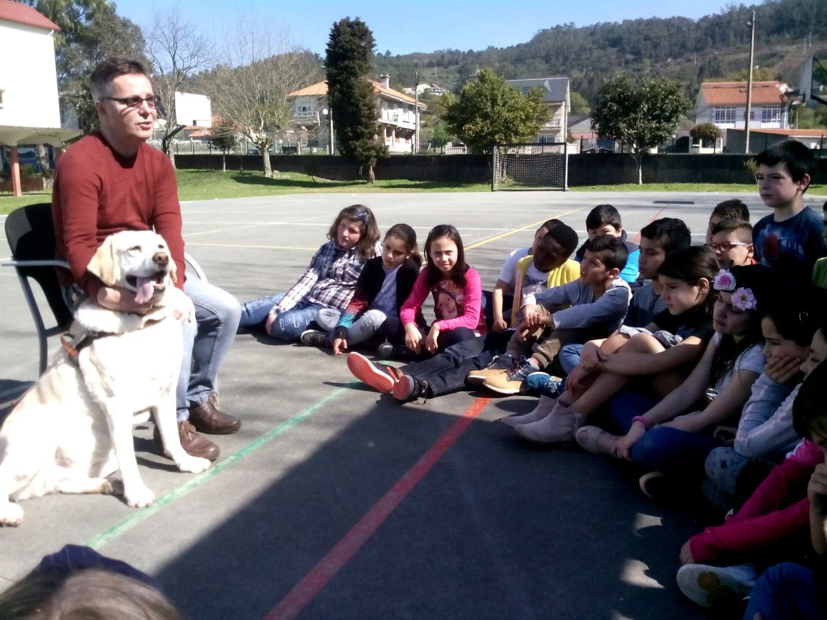 Visita de Antonio Villanueva y su perra-guía al CEIP Carballal