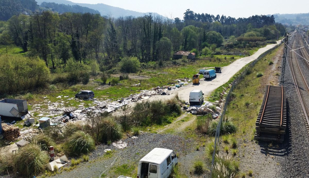 Ocupación ilegal e insalubre dunha explanada preto do río Gafos