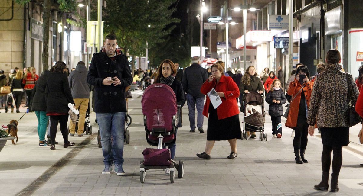 Ciudadanos paseando por Benito Corbal