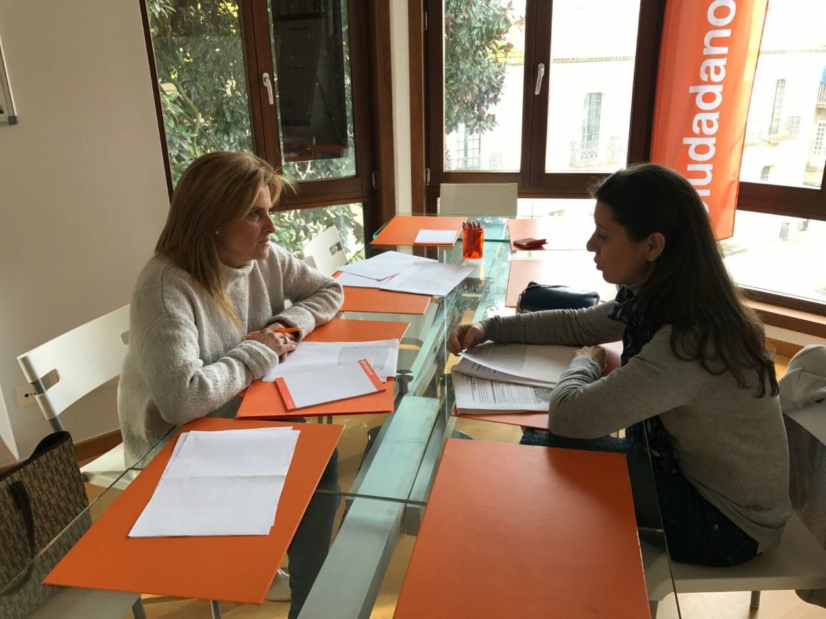 Reunión entre María Rey y María Martínez, vicepresidenta de la asociación Aveloplan 