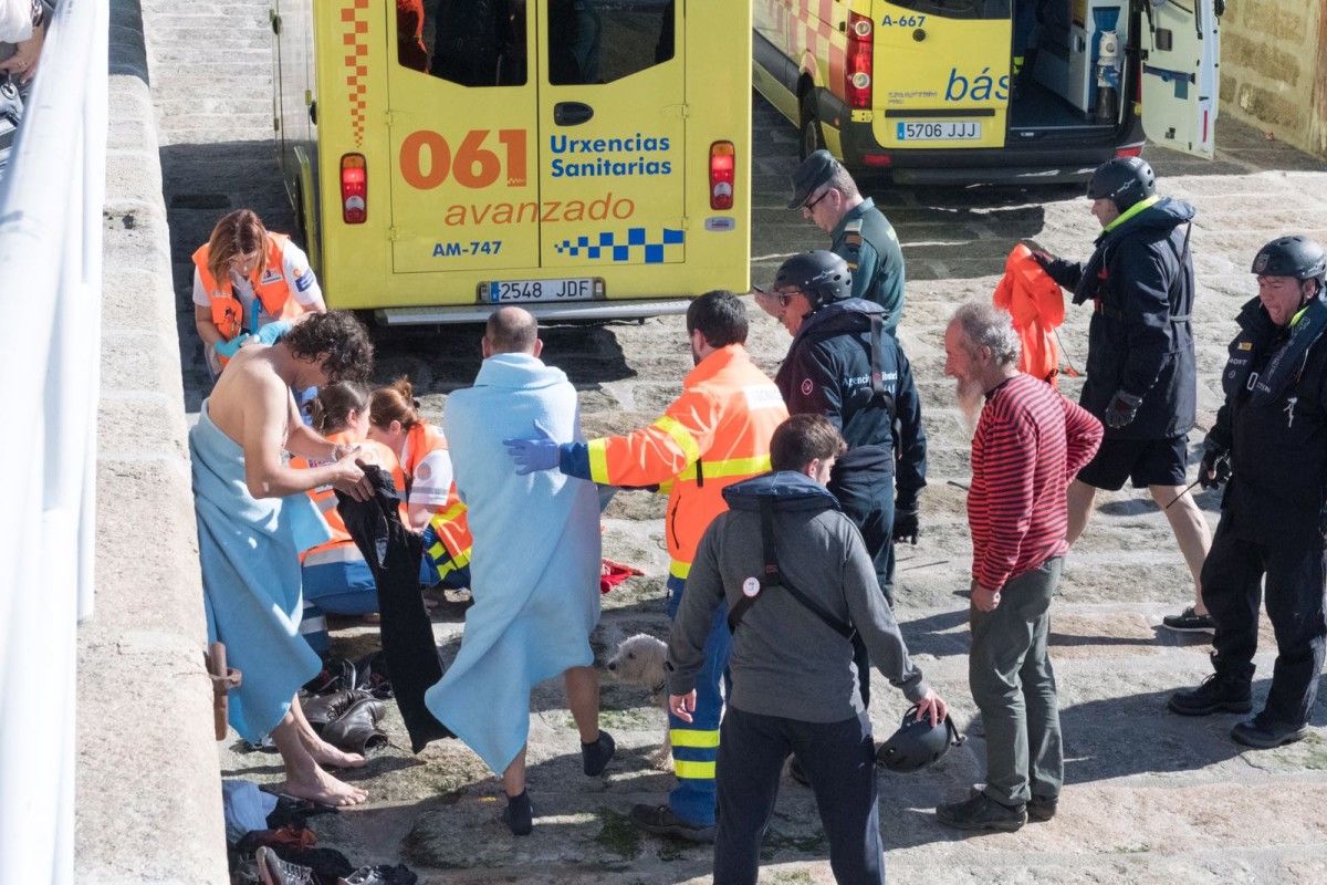 Los tripulantes son atendidos en el Puerto de Bueu