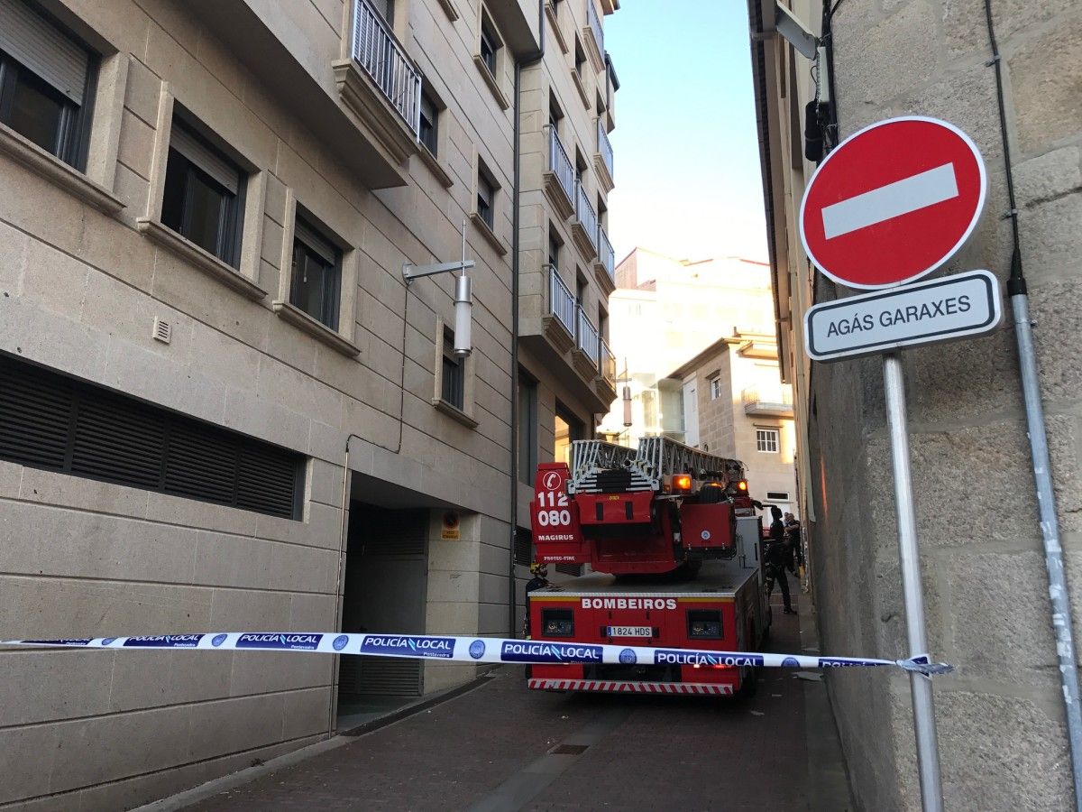 Bomberos saneando la zona