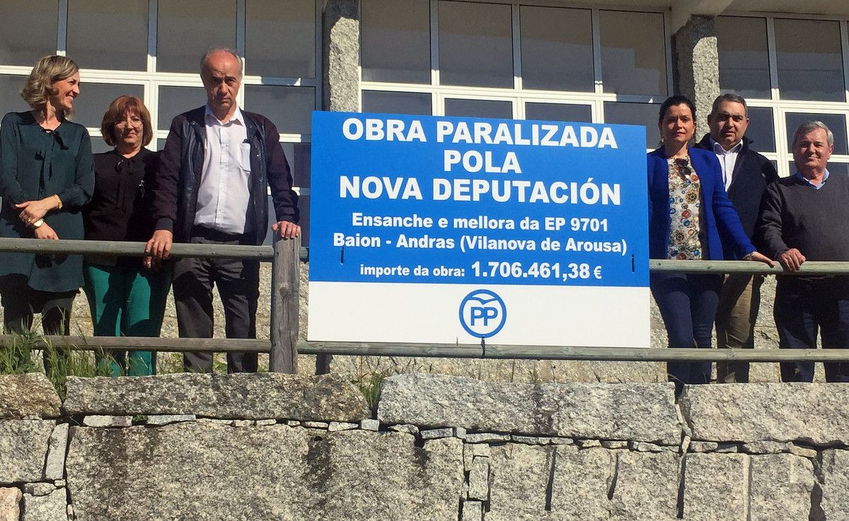 El PP cambia el cartel que anunciaba las obras en la carretera provincial de Baión por el de obra paralizada