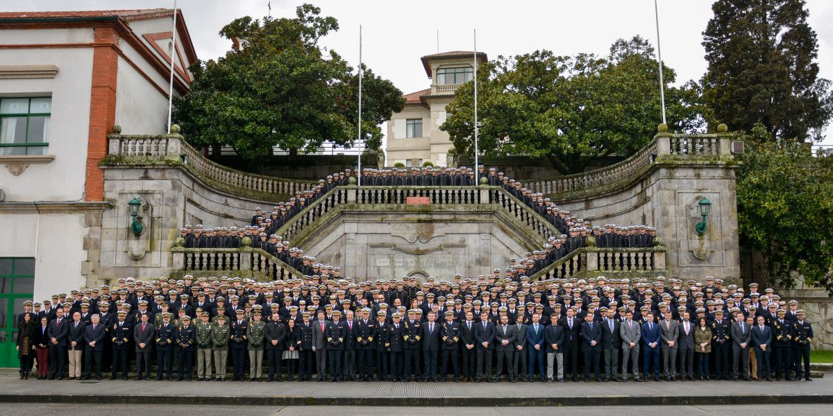 Batallón de estudiantes y profesores de la Escuela Naval Militar de Marín