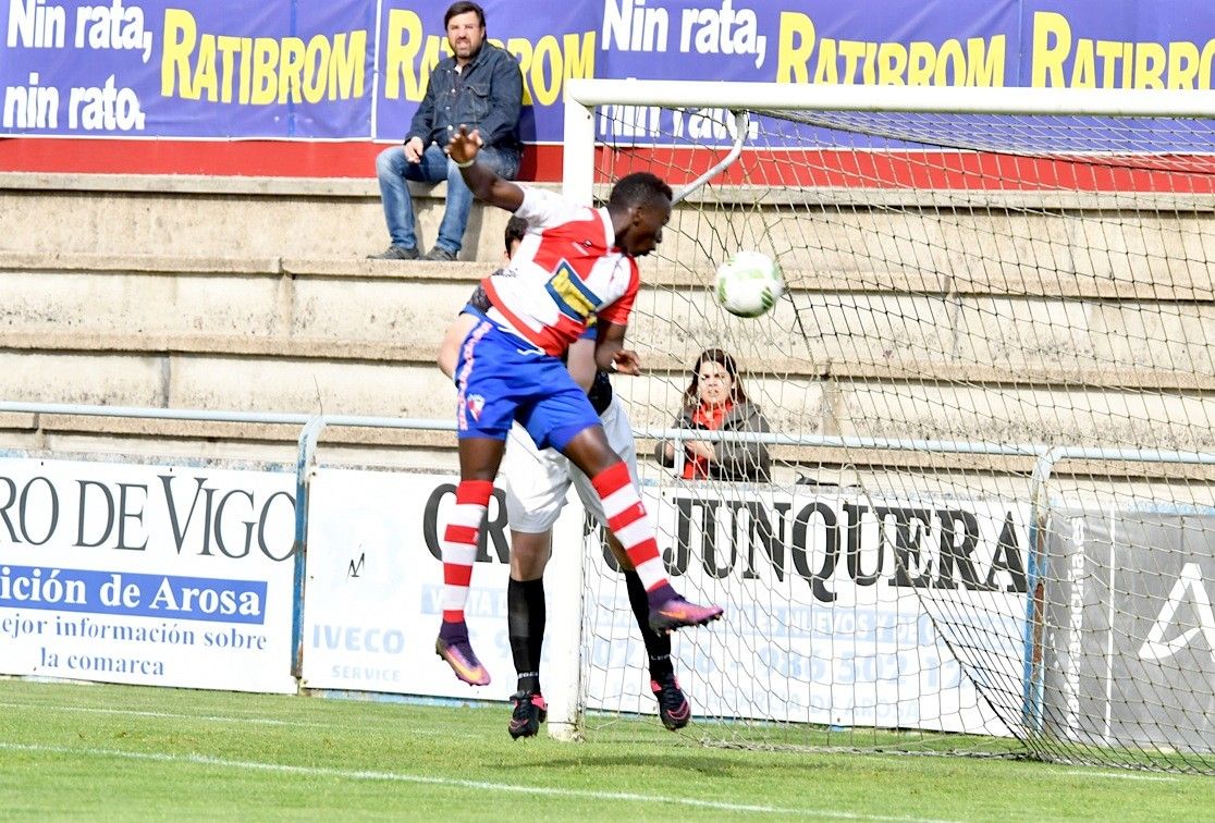 Sylla marca el gol de la victoria del Arosa ante el Barco