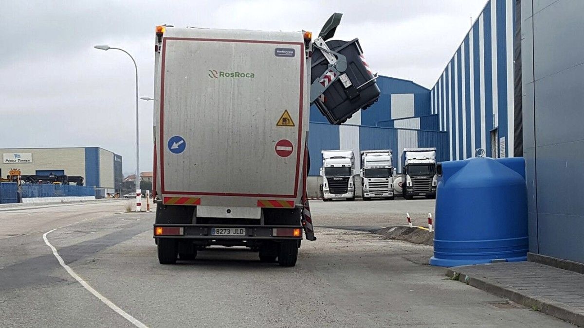 Camión de recogida de basuras adscrito a Poio en el Puerto de Marín