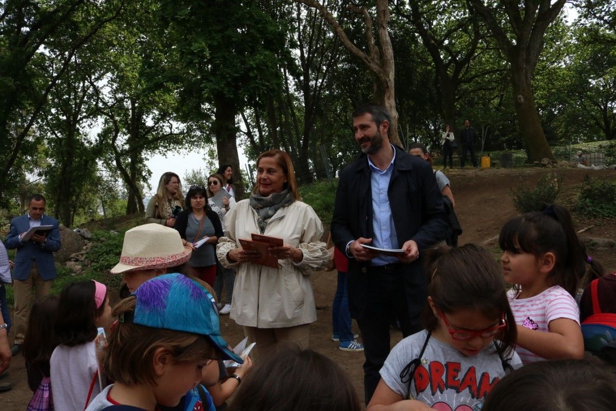 A visita de Carmela Silva e Alberto Varela coincidiu cunha excursión escolar