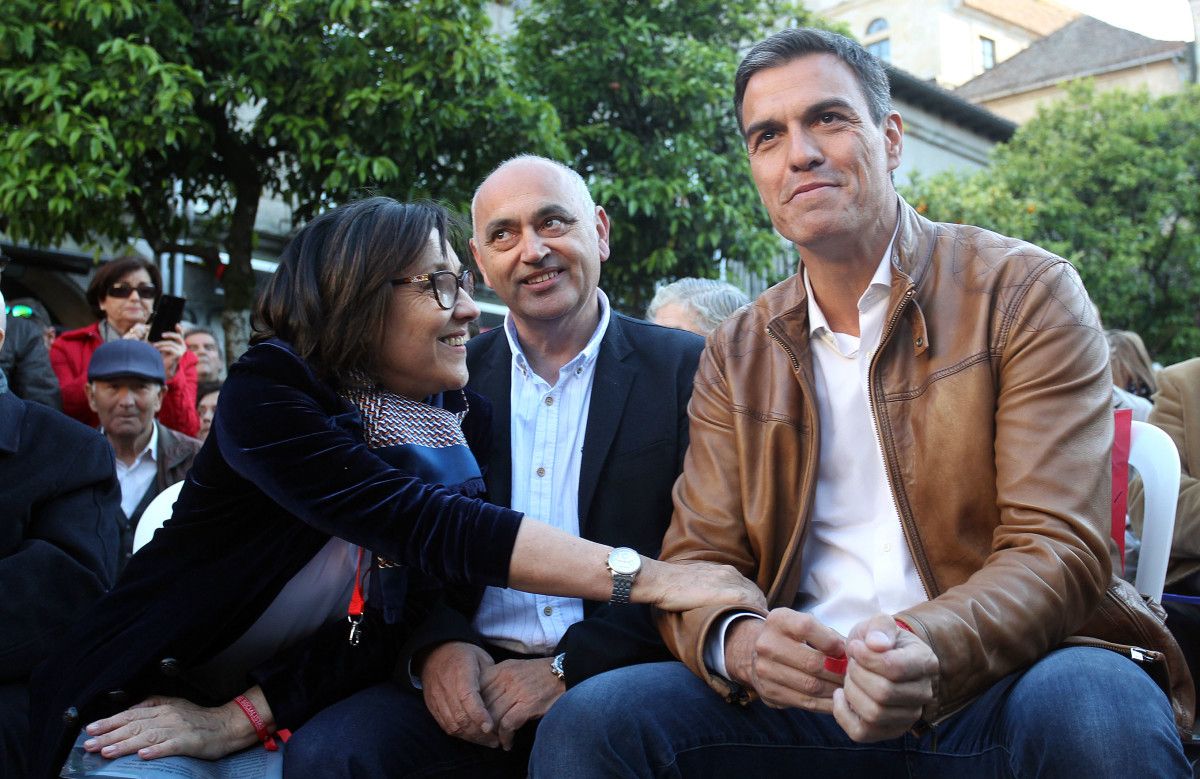 Maica Larriba e Agustín Fernández con Pedro Sánchez en Pontevedra