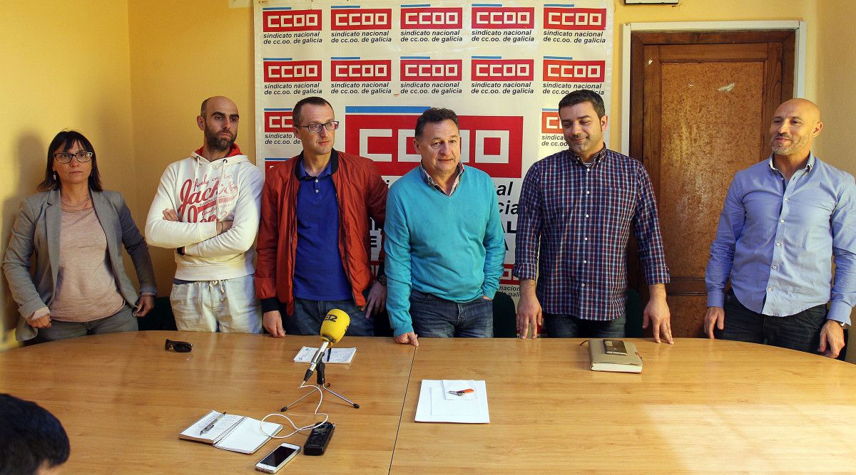 Representantes do comité de empresa de Elnosa con José Luis García Pedrosa, de CC.OO.