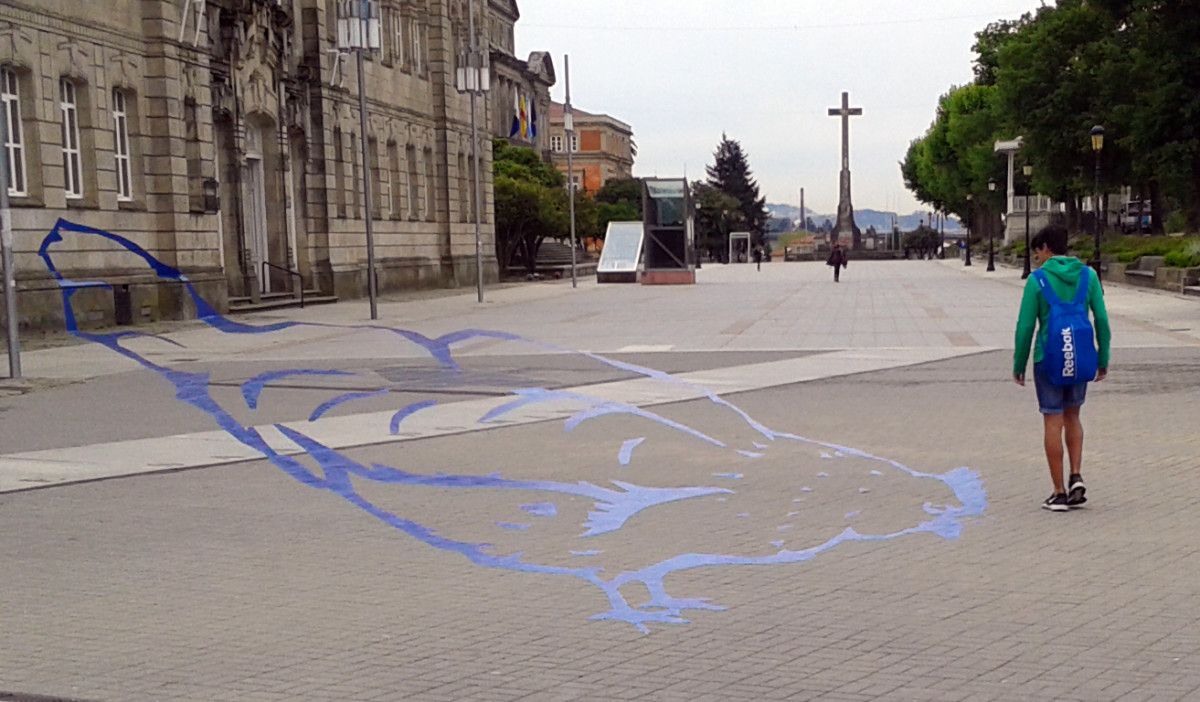 Galiña azul en la avenida de Montero Ríos