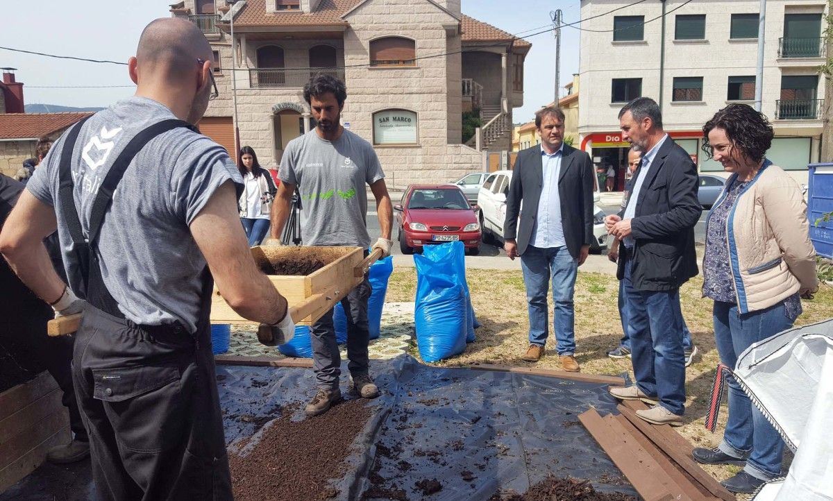 Reparto del primer compost producido en Barro