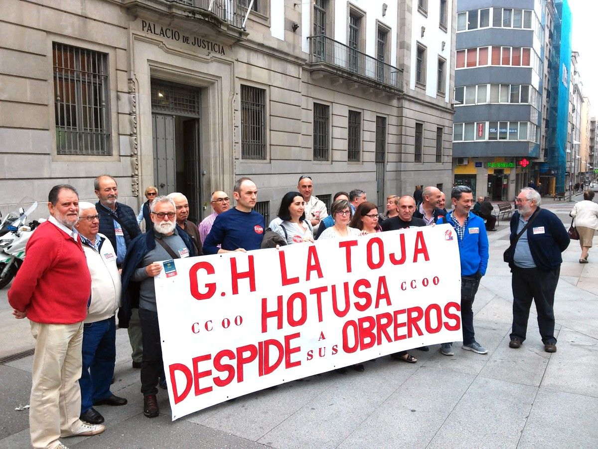 Protesta de CC.OO. por la situación laboral en el 'Gran Hotel La Toja'