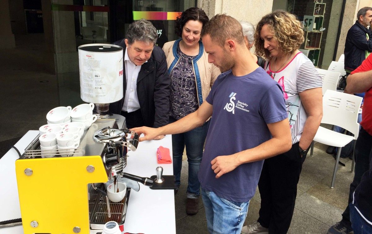 Miguel Lamora prepara un café en la presentación del IV Festival de Cafés Especiales