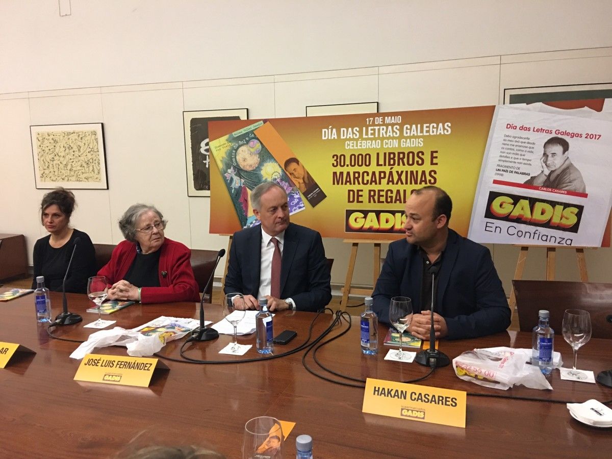 Hakan Casares, fillo de Carlos Casares; José Luis Fernández Astray, director de Comunicación de GADISA; y la escritora Helena Villar Janeiro