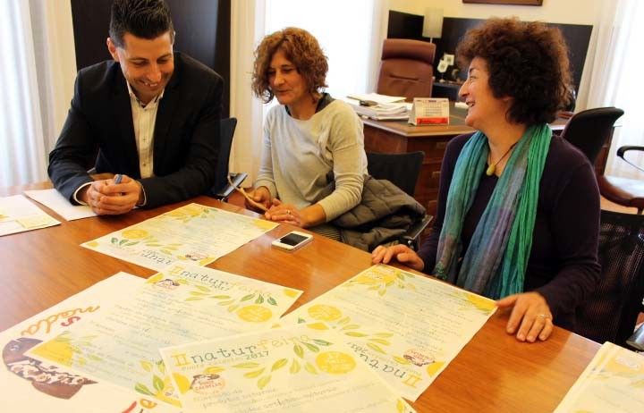 Las organizadoras de Naturfeira, junto al alcalde de Ponte Caldelas